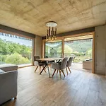 Merlrose Apartment *
